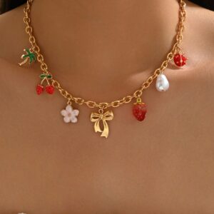 Collier Breloques Fruits d'Été — Fraise, cerises, nœud doré & perle baroque