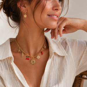 photo femme avec le Collier Breloques Été — Soleil, cerises, coquillage & vie marine