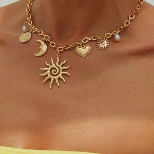 Collier Breloques Célestes — Soleil spirale, lune à visage, cœur & perles baroques — Style rétro mystique doré