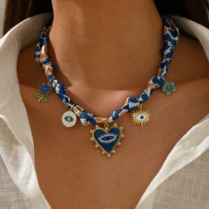 Collier Foulard Breloques — Cœur evil eye, rose bleue & trèfle sur cordon fleuri