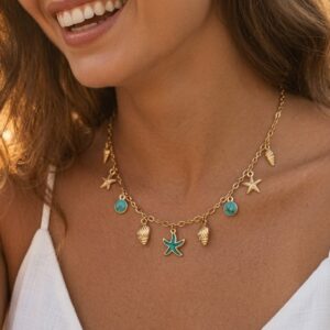 Jeune fille qui porte le collier breloques turquoise