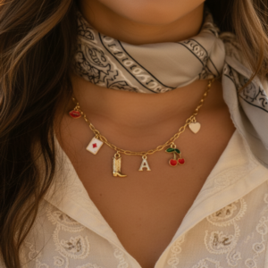 femme style cowboy avec son collier breloque country
