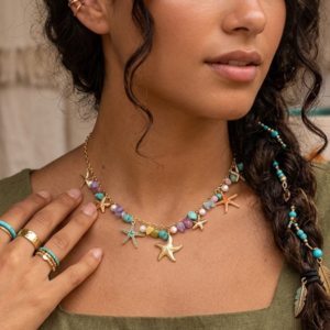 jeune fille avec le collier Breloque Étoiles de Mer & Pierres Naturelles