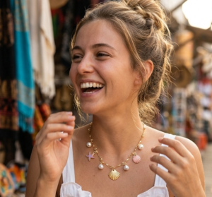 Jeune femme avec un beau collier breloques et charms tendance